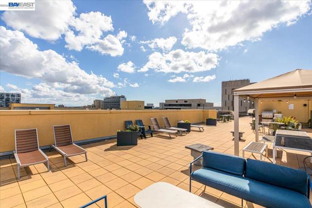 809 Clay St, Oakland CA: https://media.crmls.org/mediaz/7cc2d324-8ba7-4426-8528-b69d39346b10.jpg