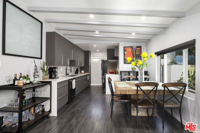 3741 Woolwine Drive, Los Angeles CA: https://media.crmls.org/mediaz/7cc33094-8134-4e4c-a559-3c47b4378175.jpg