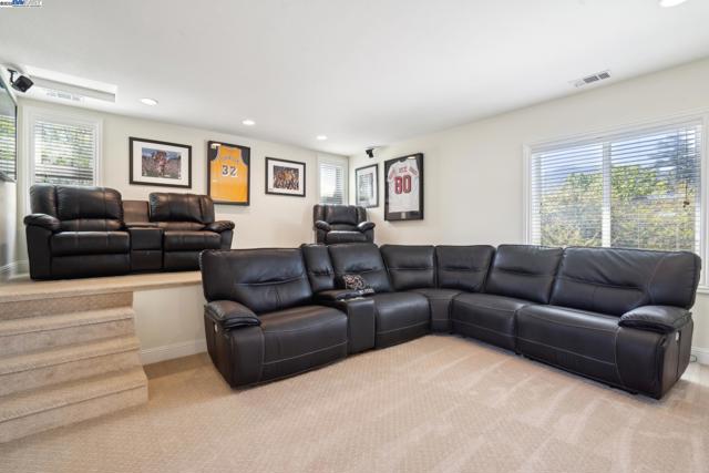 367 Mt Washington Way, Clayton CA: https://media.crmls.org/mediaz/7cc3bdfb-c85e-482f-b57f-6d45831f53f9.jpg