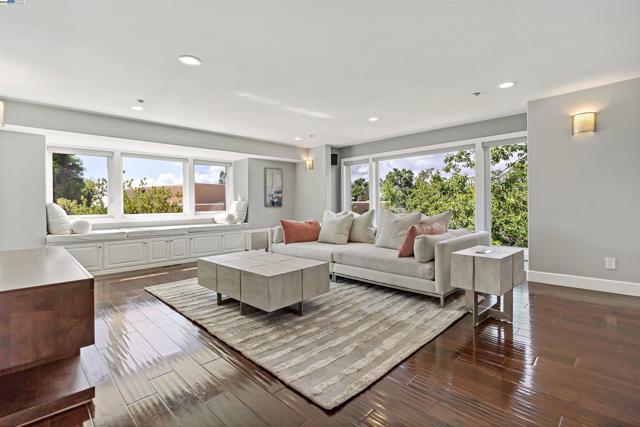 25444 University Ct, Hayward CA: https://media.crmls.org/mediaz/7cc4ef5c-36ed-407c-bf61-1e1e80935d12.jpg