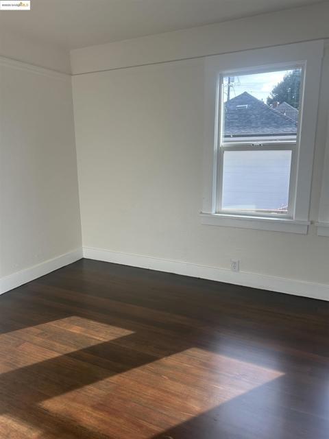 2618 E 20Th St, Oakland CA: https://media.crmls.org/mediaz/7cc5c58c-80ef-413d-8cd9-d67886c7fd45.jpg