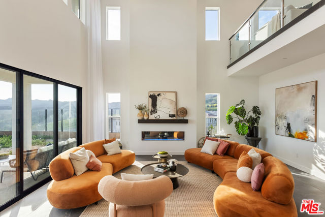 20668 W Hummingbird Court, Porter Ranch CA: https://media.crmls.org/mediaz/7cc72af0-99db-4df4-a847-d0e90bd3a46e.jpg