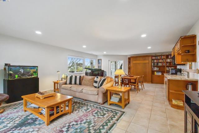 3565 Star Ridge Rd, Hayward CA: https://media.crmls.org/mediaz/7cc72d11-8001-4ef2-8c7e-916aa4b8a820.jpg