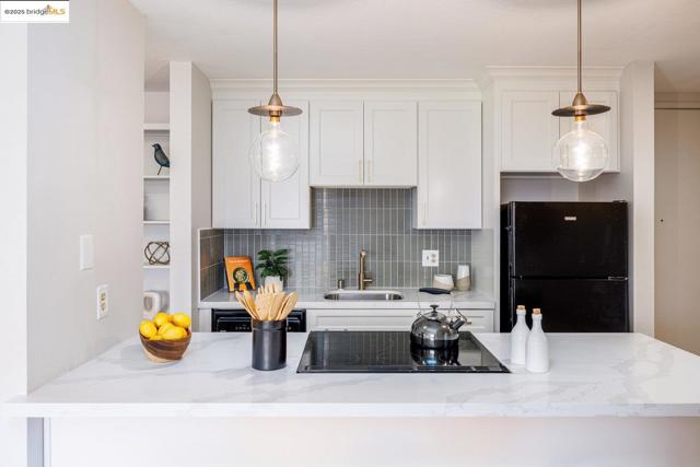555 Jean St, Oakland CA: https://media.crmls.org/mediaz/7cc74c46-a9dc-40b3-902c-436ddb826b6c.jpg