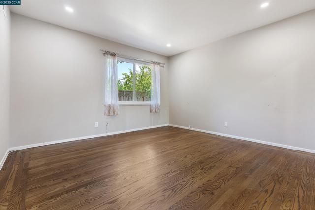 10 Maureen Ct, Pleasant Hill CA: https://media.crmls.org/mediaz/7cc7e511-d2cb-49f4-b3ea-86479ab30de2.jpg