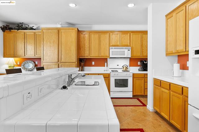 907 Snapdragon Way, Brentwood CA: https://media.crmls.org/mediaz/7cc897aa-21ff-48ac-bcd1-c2205c84d437.jpg
