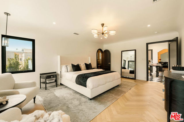 236 S Reeves Drive, Beverly Hills CA: https://media.crmls.org/mediaz/7cc9a688-a141-47aa-8792-bd553baaeedf.jpg