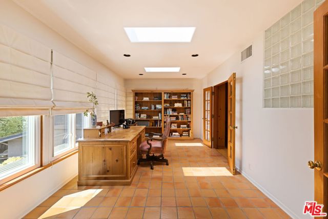306 AMALFI Drive, Santa Monica CA: https://media.crmls.org/mediaz/7cca4e37-9340-4337-a881-29d9cdce9232.jpg