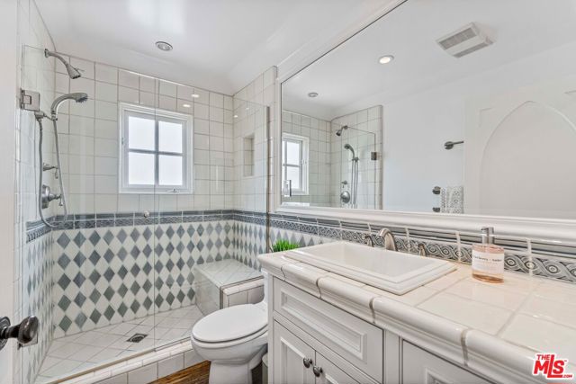 217 17th Street, Santa Monica CA: https://media.crmls.org/mediaz/7ccbee57-19c2-4bed-96b9-33ee619f7a51.jpg