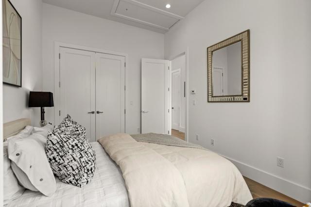 17 30th Street, San Francisco CA: https://media.crmls.org/mediaz/7ccc0494-b5a5-4e9f-8b62-b0d5a9a10fc8.jpg