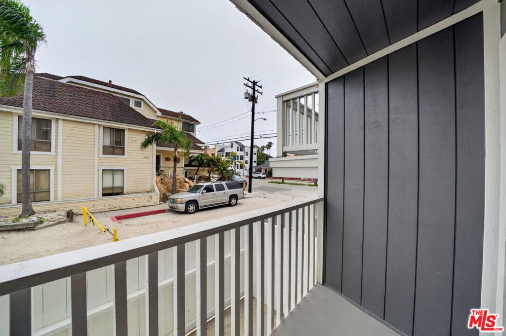 https://media.crmls.org/mediaz/7ccca2cc-c46f-4516-af44-0321f817eb93.jpg?preset=X-Large