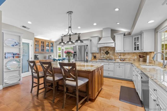 3445 Lomas Serenas Dr, Escondido CA: https://media.crmls.org/mediaz/7ccd7914-bf53-45f7-9d67-def696308c0a.jpg