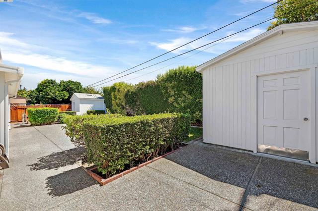 4208 Garland Dr, Fremont CA: https://media.crmls.org/mediaz/7cce3b9f-ad93-432b-b13c-7903ce631b06.jpg