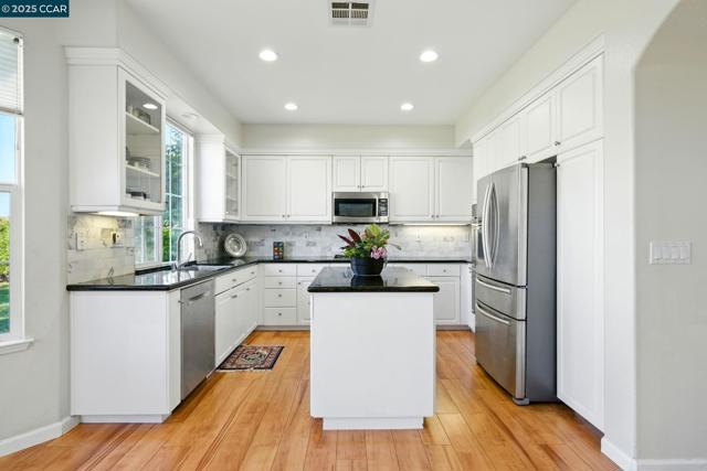 416 Ustilago Ct, San Ramon CA: https://media.crmls.org/mediaz/7cce7d5e-54d5-4a20-bc04-52cf4cd5ffa9.jpg