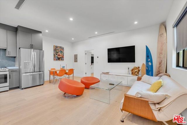 5456 Hazeltine Avenue, Sherman Oaks CA: https://media.crmls.org/mediaz/7cce89e7-e832-4e2b-86c3-da661e988cca.jpg