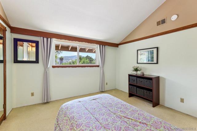 2807 Carlton Way, Fallbrook CA: https://media.crmls.org/mediaz/7cd01dbb-a39f-41a6-91ea-58caea0d50aa.jpg