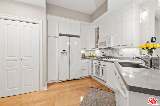 11680 Montana Avenue, Los Angeles CA: https://media.crmls.org/mediaz/7cd229ea-e042-4ec1-949c-4a7eb86e12b5.jpg