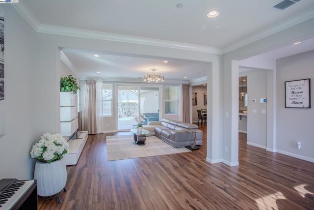 2239 Jessica Way, Tracy CA: https://media.crmls.org/mediaz/7cd41b42-df3b-4c44-b386-4c68e844daaf.jpg