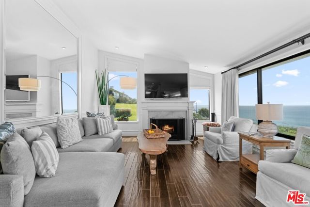 29700 Zuma Bay Way, Malibu CA: https://media.crmls.org/mediaz/7cd5931d-1fc4-433e-a63c-9c12364cccb8.jpg