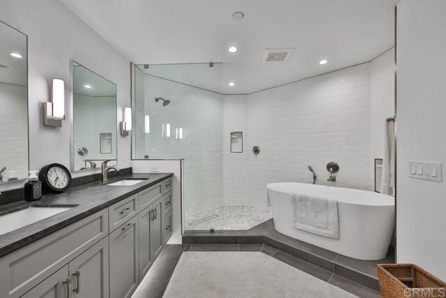 Detail Gallery Image 10 of 19 For 1099 1st #420,  Coronado,  CA 92118 - 2 Beds | 2/1 Baths