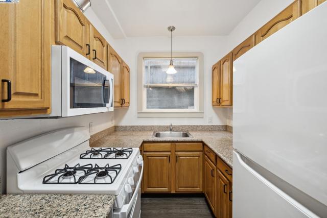 2246 23rd Ave, Oakland CA: https://media.crmls.org/mediaz/7cd69e83-c444-45b4-956a-796d56a57580.jpg