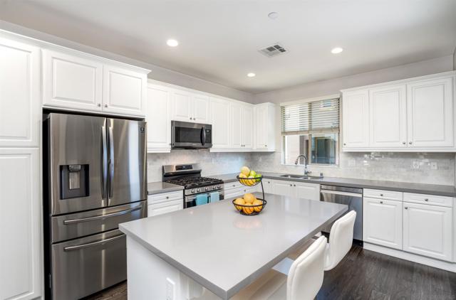 16206 Veridian Cir, San Diego CA: https://media.crmls.org/mediaz/7cd6add1-fde9-41ea-a6a4-b202fc24ec36.jpg