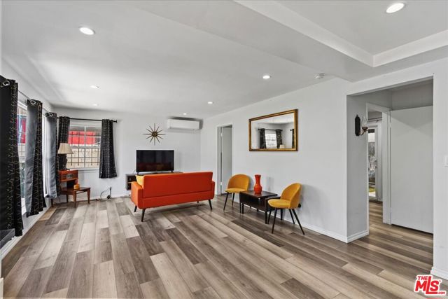 11710 Hartsook Street, Valley Village CA: https://media.crmls.org/mediaz/7cd7375d-a7cf-4b9e-8fb6-fb02e3380941.jpg