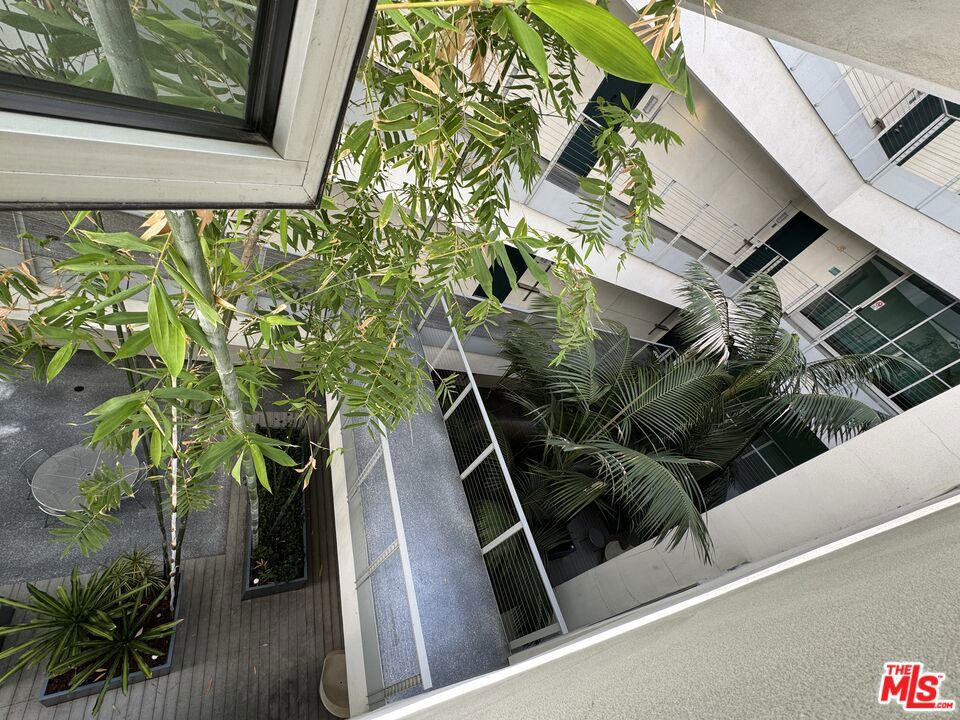 https://media.crmls.org/mediaz/7cd7bbf2-680d-4697-9820-318e3b76542a.jpg?preset=X-Large