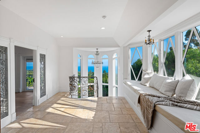 27931 Winding Way, Malibu CA: https://media.crmls.org/mediaz/7cd83972-3be9-4da8-8221-bb072766a18f.jpg