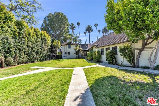 626 N Canon Drive, Beverly Hills CA: https://media.crmls.org/mediaz/7cd84da8-e4b4-4932-99cf-289b3eb76fed.jpg