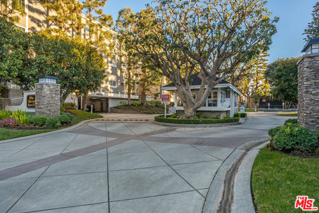 13080 Mindanao Way, Marina del Rey CA: https://media.crmls.org/mediaz/7cd89217-9db7-43c5-9227-c49ca9dfab6f.jpg