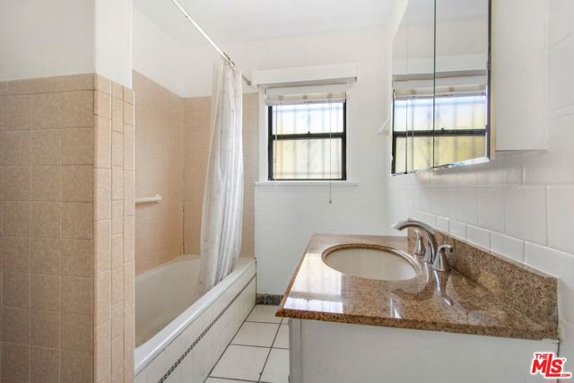 1558 Ellsmere Avenue, Los Angeles CA: https://media.crmls.org/mediaz/7cd8bed1-57a6-462f-9832-23aa641aa68a.jpg