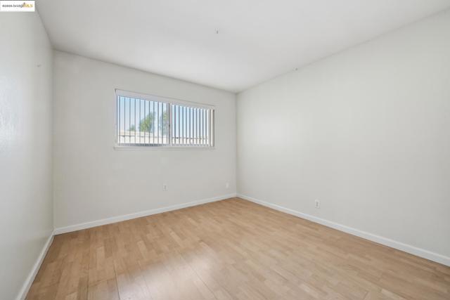 325 Kitty Hawk Rd, Alameda CA: https://media.crmls.org/mediaz/7cd95325-af6f-42f2-a77d-8993cf166561.jpg