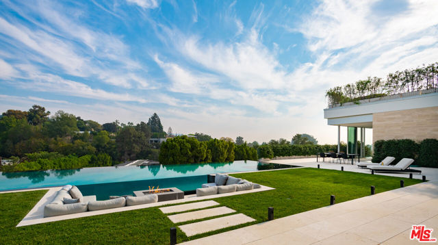 642 Perugia Way, Los Angeles CA: https://media.crmls.org/mediaz/7cd9795c-6b76-443c-957d-59b42234961f.jpg