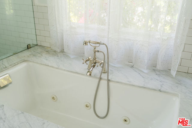 5425 Encino Avenue, Encino CA: https://media.crmls.org/mediaz/7cd9a0ec-6738-4cc1-98c4-6f03fc983e5d.jpg