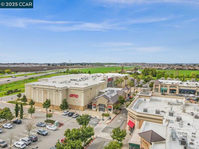2762 St Andrews Dr, Brentwood CA: https://media.crmls.org/mediaz/7cda4ec1-592a-4e67-84d8-961cd3469e08.jpg