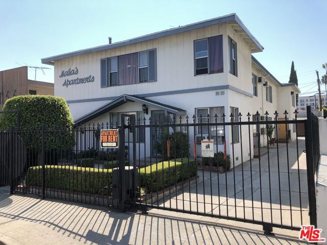 1137 Wilcox Place, Los Angeles CA: https://media.crmls.org/mediaz/7cdc20e4-51a9-4c51-92ac-5a7878f1025a.jpg