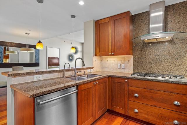 700 W E St, San Diego CA: https://media.crmls.org/mediaz/7cdc9fd6-97c5-4d00-b72d-937cdd61b871.jpg