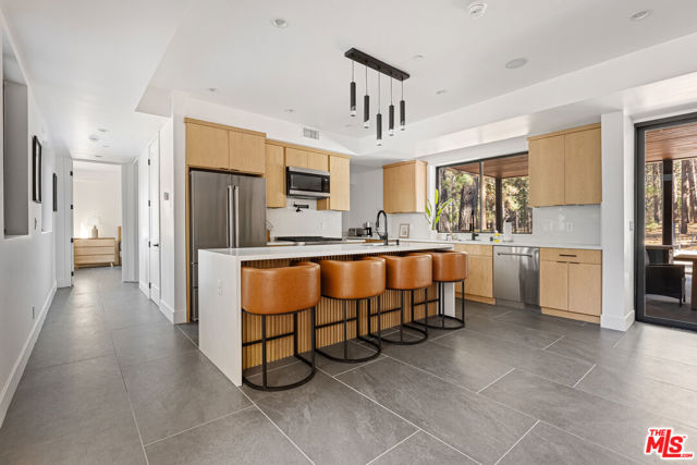 42421 Evergreen Drive, Big Bear CA: https://media.crmls.org/mediaz/7cdd295f-0c21-4d12-9617-5d804c5c4a21.jpg