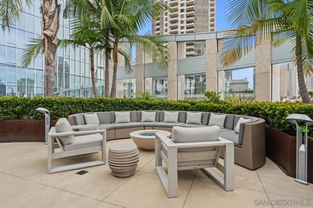 888 W E St, San Diego CA: https://media.crmls.org/mediaz/7cdde673-8c19-464c-987d-70f8e0667f90.jpg