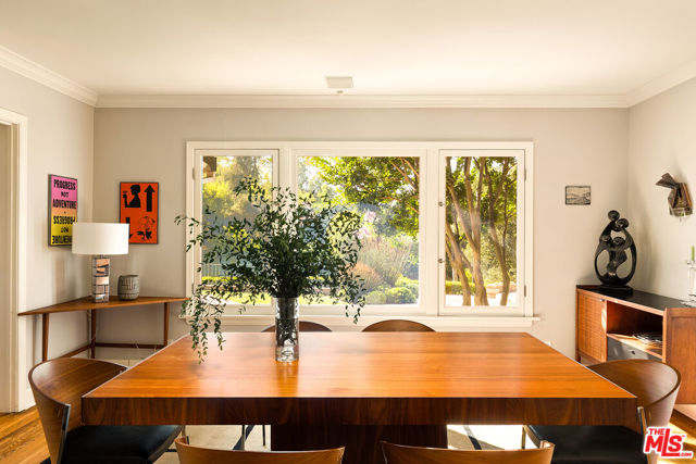3818 Hollyline Avenue, Sherman Oaks CA: https://media.crmls.org/mediaz/7cdf1683-22e7-47d8-a4ff-5aa14afacc85.jpg