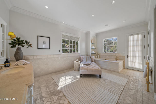 1464 Hidden Valley Road, Thousand Oaks CA: https://media.crmls.org/mediaz/7cdf248e-32c8-483a-802d-2ab07ee2a90a.jpg