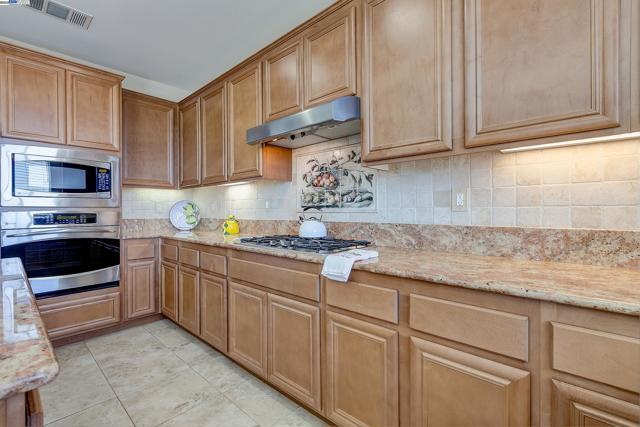 2528 AMANTEA WAY, Dublin CA: https://media.crmls.org/mediaz/7cdf815a-a450-4ac7-a4e6-4163743c68e8.jpg