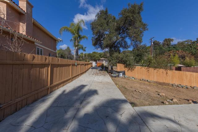 25734 Willow Ln, Escondido CA: https://media.crmls.org/mediaz/7cdfd982-48b6-48c1-8225-9132a437bf07.jpg