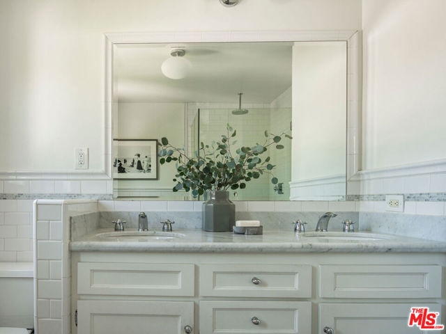 131 S Arden Boulevard, Los Angeles CA: https://media.crmls.org/mediaz/7ce03d79-0fbd-42ad-a0e4-acf74ab527e8.jpg