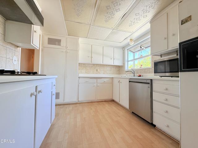 1204 Cardigan Avenue, Ventura CA: https://media.crmls.org/mediaz/7ce055dc-533f-4ec1-b162-09be39341904.jpg