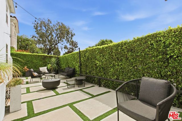 8613 W Olympic Boulevard, Los Angeles CA: https://media.crmls.org/mediaz/7ce0a867-f036-4c7b-893e-360f6fe434ba.jpg