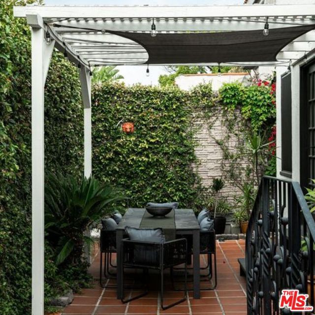 7257 Oakwood Avenue, Los Angeles CA: https://media.crmls.org/mediaz/7ce22bdc-fc46-489f-afe2-22114d5182a0.jpg