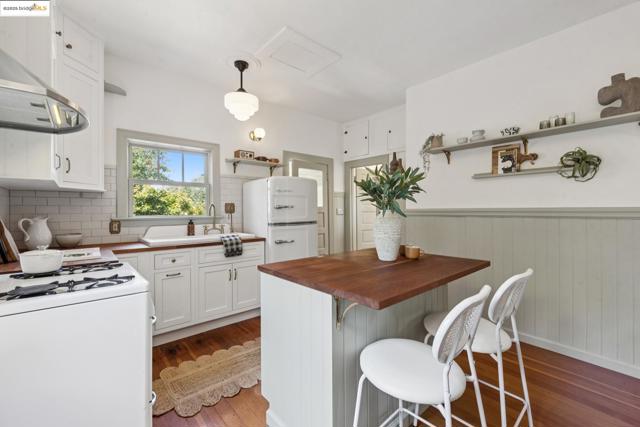 6521 Herzog St, Oakland CA: https://media.crmls.org/mediaz/7ce2d7ef-0c5b-47a5-8f26-20d920126349.jpg