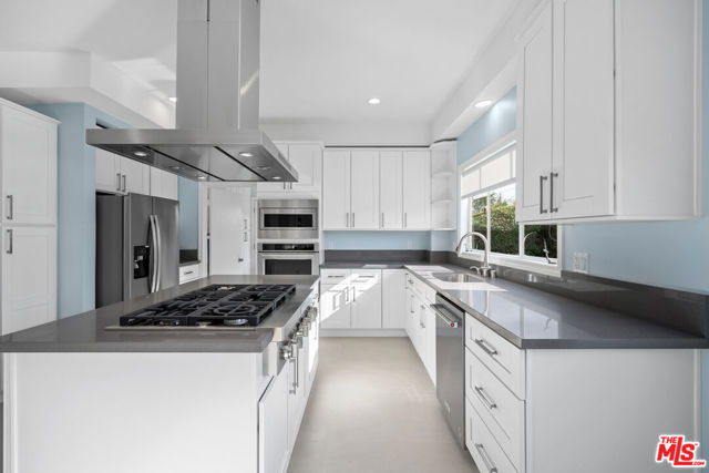 2332 Nottingham Avenue, Los Angeles CA: https://media.crmls.org/mediaz/7ce3848f-73a0-4f6f-b8bc-bbc48a090756.jpg